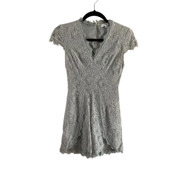 Francesca's Women SZ XXS Gray Lacy Overlay Cap Sleeve Shorts Dressy Romper - Picture 1 of 9